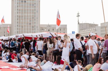Minsk, Belarus - 16 Ağustos 2020: Modern Belarus tarihindeki en büyük barışçıl protesto gösterileri. 200 binden fazla insan, yeni adil seçimler ve Lukashenko 'nun istifası için bir araya geldi. Yatay fotoğraf