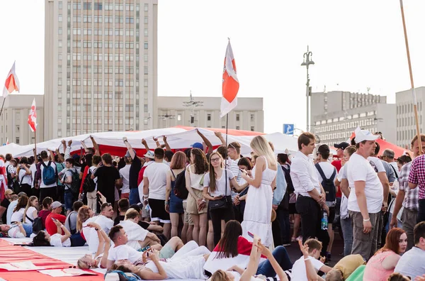 Minsk, Belarus - 16 Ağustos 2020: Modern Belarus tarihindeki en büyük barışçıl protesto gösterileri. 200 binden fazla insan, yeni adil seçimler ve Lukashenko 'nun istifası için bir araya geldi. Yatay fotoğraf