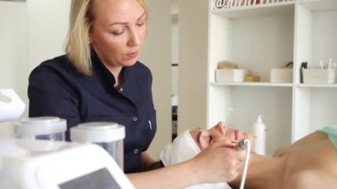 Kozmetik uzmanı kıza biyo kaldırma prosedürü uygulayacak. Bu prosedür cildin yenilenmesine, kan akışının iyileştirilmesine, kas tonunun yükseltilmesine, yaşlanmanın önlenmesine, pigmentasyona ve kırışıklıkların görünmesine yardımcı olur. Video
