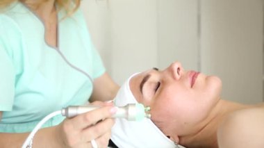 Kozmetik uzmanı kıza biyo kaldırma prosedürü uygulayacak. Bu prosedür cildin yenilenmesine, kan akışının iyileştirilmesine, kas tonunun yükseltilmesine, yaşlanmanın önlenmesine, pigmentasyona ve kırışıklıkların görünmesine yardımcı olur. Video