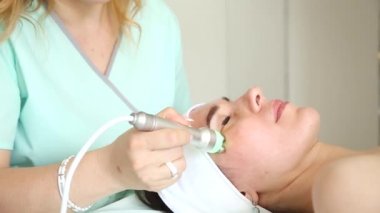 Kozmetik uzmanı kıza biyo kaldırma prosedürü uygulayacak. Bu prosedür cildin yenilenmesine, kan akışının iyileştirilmesine, kas tonunun yükseltilmesine, yaşlanmanın önlenmesine, pigmentasyona ve kırışıklıkların görünmesine yardımcı olur. Video
