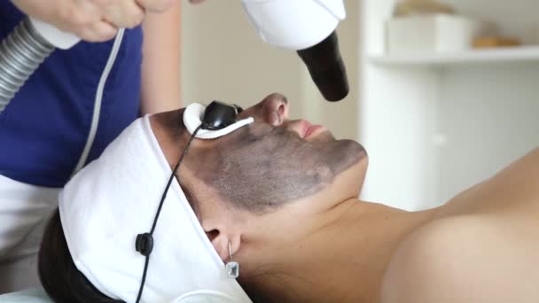 Cosmetólogo Está Haciendo Procedimiento Peeling Facial Carbono Salón Belleza Tratamiento — Vídeo de stock