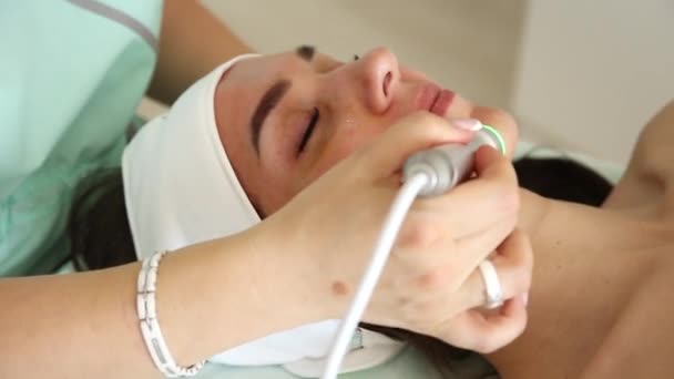 Kosmetologen Ger Flickan Biolyftning Förfarandet Hjälper Till Att Föryngra Huden — Stockvideo