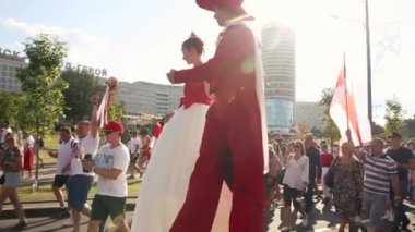 Minsk Belarus - 16 Ağustos 2020: Beyaz Rusya 'da barışçıl protestolar. Belarus 2020 'de başkanlık seçimleri. Gösteriye renkli kostümlü ve ayaklıklı oyuncular katılıyor. Yavaş çekim videosu