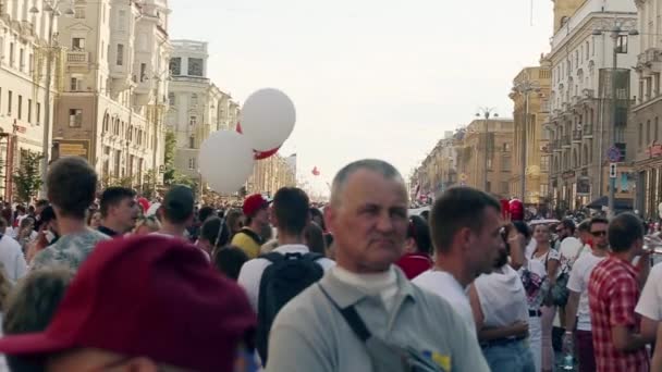 ミンスク ベラルーシ 2020年8月16日 ベラルーシの近代史における最大の平和的抗議デモ 20万人以上の人々が新しい公正な選挙とルカシェンコの辞任を要求するために集まった スローモーションビデオ — ストック動画