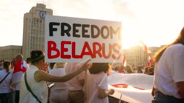 Minszk Fehéroroszország - augusztus 16, 2020: Békés tüntetések Fehéroroszországban. Elnöki választások Fehéroroszországban 2020-ban. Az emberek plakátokkal és szlogenekkel jöttek a tüntetésre. — Stock videók