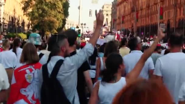 Minsk Belarús - 16 de agosto de 2020: Protestas pacíficas en Belarús. Elecciones presidenciales en Bielorrusia 2020. Manifestantes levanten sus manos y muestren la señal de victoria — Vídeo de stock