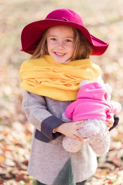 Ένα Όμορφο Κοριτσάκι Γκρι Παλτό Ένα Κίτρινο Κασκόλ Ένα Μπορντό — Φωτογραφία Αρχείου