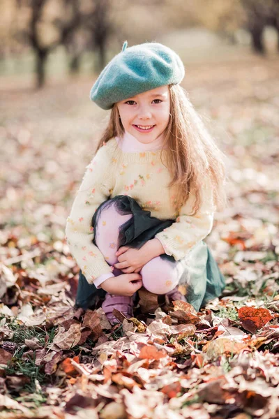 Belle Petite Fille Dans Béret Pull Jaune Une Jupe Vert — Photo