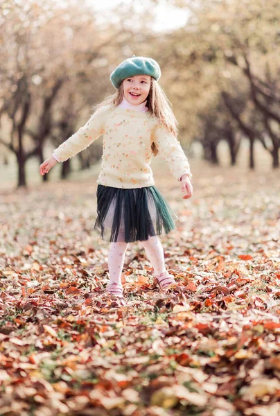 Belle Petite Fille Dans Béret Pull Jaune Une Jupe Vert — Photo
