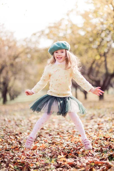 Όμορφο Κοριτσάκι Ένα Μπερέ Κίτρινο Πουλόβερ Και Πράσινη Φούστα Τούλι — Φωτογραφία Αρχείου
