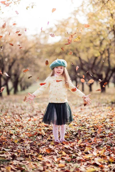 Όμορφο Κοριτσάκι Ένα Μπερέ Κίτρινο Πουλόβερ Και Πράσινη Φούστα Τούλι — Φωτογραφία Αρχείου