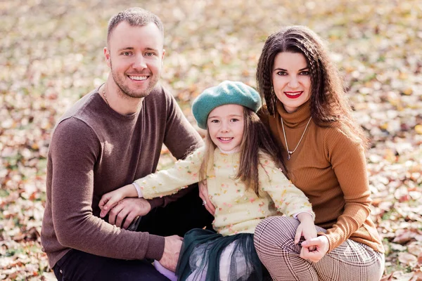 Mamma Pappa Och Deras Dotter Går Höstparken Horisontellt Foto — Stockfoto