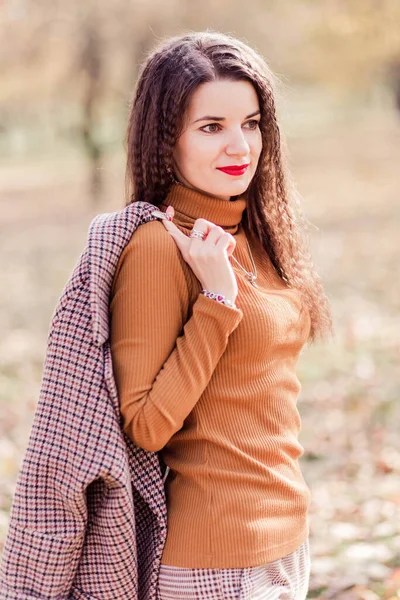 Beautiful Brunette Woman Trousers Turtleneck Coat Her Shoulder Posing Autumn — Stock Photo, Image