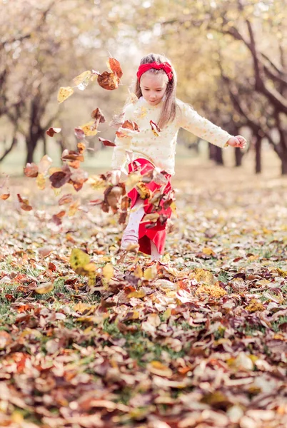 Ένα Κοριτσάκι Μια Μακριά Κόκκινη Φούστα Ένα Ζεστό Κίτρινο Μπουφάν — Φωτογραφία Αρχείου