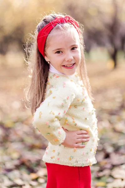 Ένα Κοριτσάκι Μια Μακριά Κόκκινη Φούστα Ένα Ζεστό Κίτρινο Μπουφάν — Φωτογραφία Αρχείου