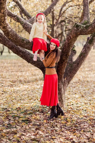 Maman Fille Passent Temps Ensemble Dans Parc Les Deux Sont — Photo