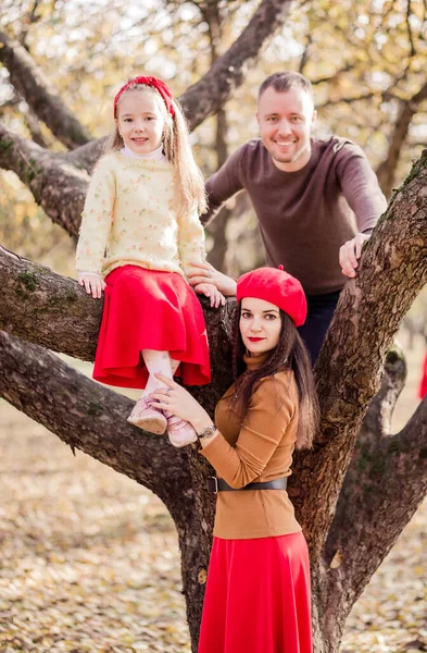 Mom Dad Daughter Spend Time Together Park Dad Daughter Climbed — Stock Photo, Image