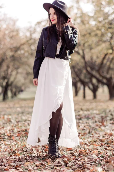 Красивая Брюнетка Длинными Волосами Белом Платье Черная Кожаная Куртка Черная — стоковое фото
