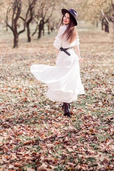 Όμορφη Μελαχρινή Κοπέλα Μακριά Μαλλιά Λευκό Φόρεμα Και Μαύρο Καπέλο — Φωτογραφία Αρχείου