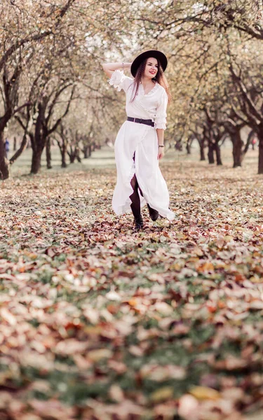 Όμορφη Μελαχρινή Κοπέλα Μακριά Μαλλιά Λευκό Φόρεμα Και Μαύρο Καπέλο — Φωτογραφία Αρχείου