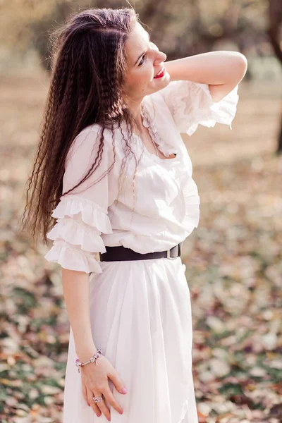 Menina Morena Bonita Com Cabelos Longos Vestido Branco Posando Parque — Fotografia de Stock