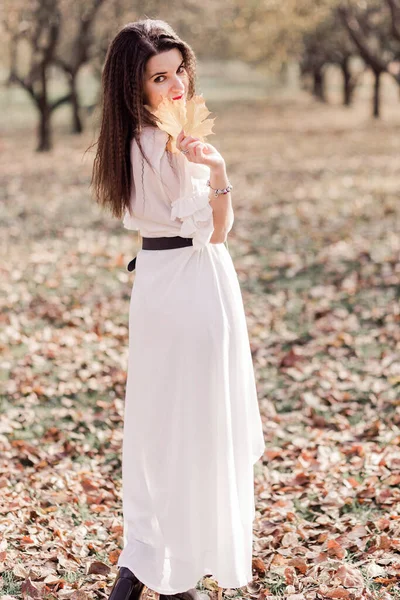 Menina Morena Bonita Com Cabelos Longos Vestido Branco Posando Parque — Fotografia de Stock