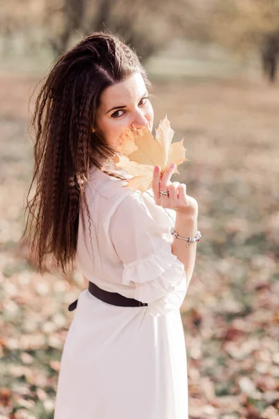 Красивая Брюнетка Длинными Волосами Белом Платье Позирует Осеннем Парке Девушка — стоковое фото
