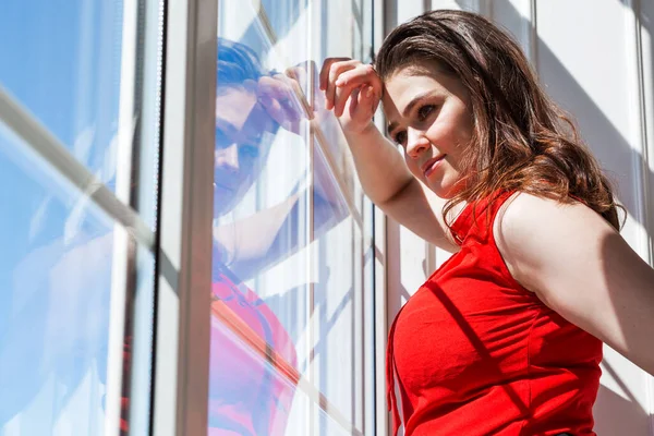 Stilvolle Und Schöne Geschäftsfrau Roter Bluse Schaut Aus Dem Fenster — Stockfoto