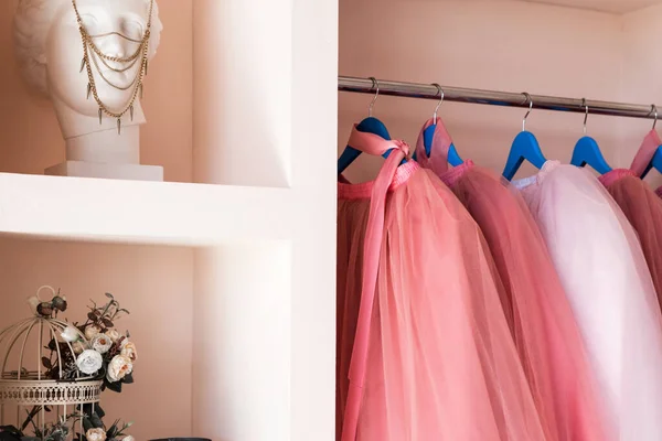 Női Öltöző Sok Rózsaszín Tüll Szoknyával Vállfán Dekorációval Polcon Vízszintes — Stock Fotó