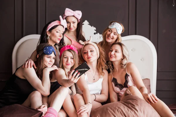 Stylowe Modne Wesołe Dziewczyny Piżamie Kosmetycznymi Opaskami Urządziły Imprezę Piżamową — Zdjęcie stockowe