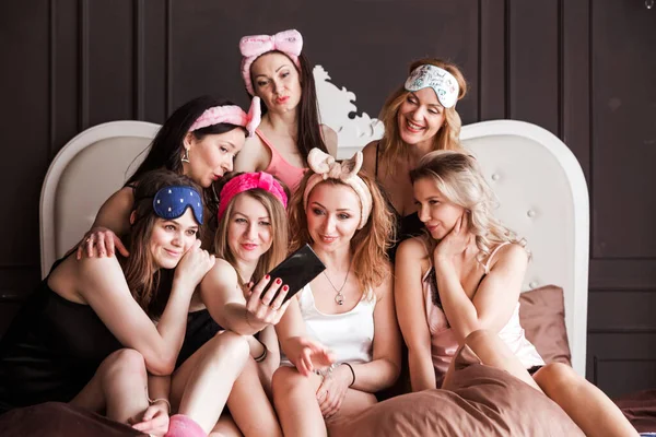 Многие Веселые Яркие Позитивные Девушки Пижамах Косметическими Повязками Устроили Пижамную — стоковое фото