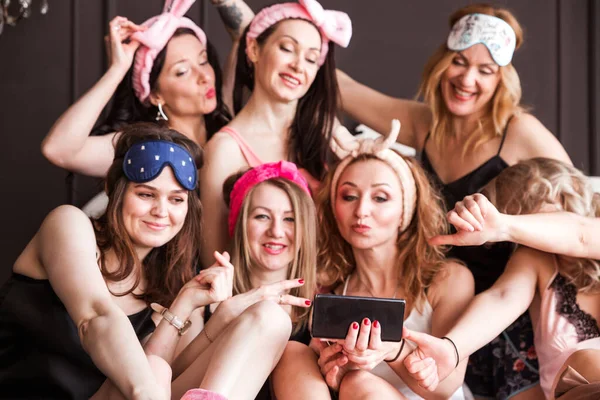 Molte Ragazze Ragazze Hanno Organizzato Pigiama Party Letto Peluche Ragazze — Foto Stock