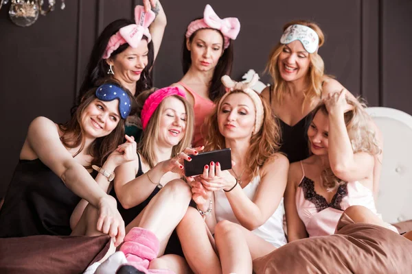 Molte Ragazze Ragazze Hanno Organizzato Pigiama Party Letto Peluche Ragazze — Foto Stock