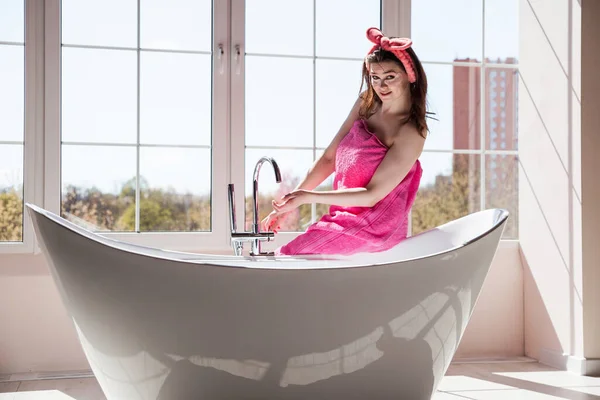 Piękna Młoda Kobieta Różowym Ręczniku Kosmetycznym Bandażem Głowie Zamiar Wziąć — Zdjęcie stockowe