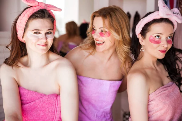 Tre Belle Giovani Donne Asciugamani Rosa Con Bende Cosmetiche Sulla — Foto Stock