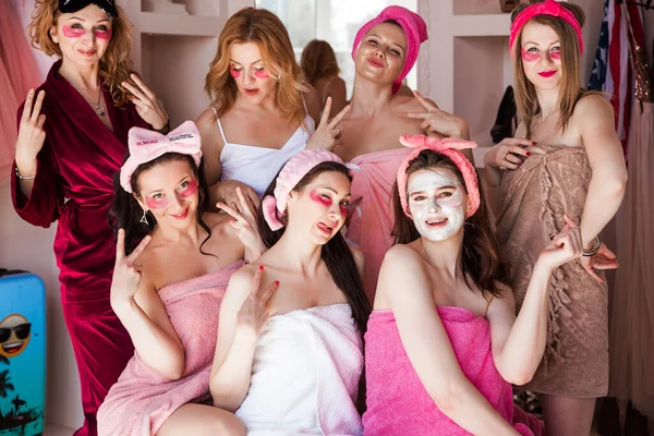 Sette Belle Giovani Donne Asciugamani Rosa Con Bende Cosmetiche Sulla — Foto Stock