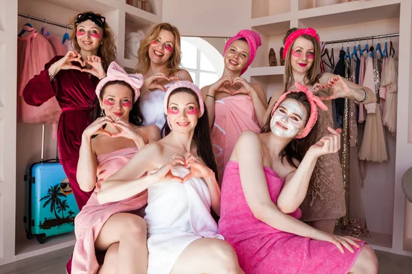 Sette Belle Giovani Donne Asciugamani Rosa Con Bende Cosmetiche Sulla — Foto Stock