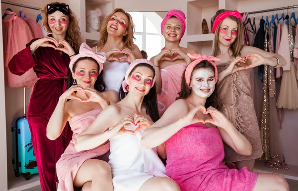 Sette Belle Giovani Donne Asciugamani Rosa Con Bende Cosmetiche Sulla — Foto Stock