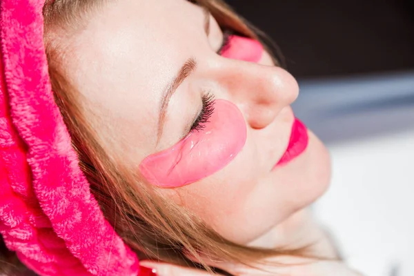 Schöne Junge Frau Einem Rosafarbenen Kosmetikverband Und Mit Rosafarbenen Vögeln — Stockfoto