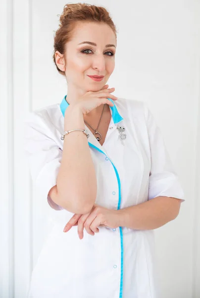 Hermosa Joven Doctora Posando Abrigo Blanco Sobre Fondo Blanco Pared — Foto de Stock