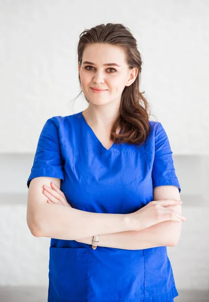 Hermosa Joven Médico Posando Traje Médico Azul Sobre Fondo Blanco — Foto de Stock