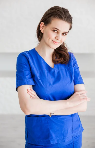 Hermosa Joven Médico Posando Traje Médico Azul Sobre Fondo Blanco — Foto de Stock