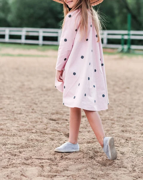 Κοριτσάκι Γκρι Sneakers Και Ροζ Φόρεμα Πουά Εκτύπωση Που Ποζάρει — Φωτογραφία Αρχείου