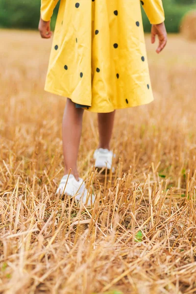 Niña Afroamericana Con Vestido Lunares Amarillo Moda Zapatos Deportivos Blancos —  Fotos de Stock