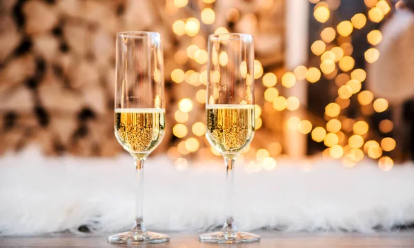 Mooie Twee Glazen Champagne Achtergrond Van Een Wazige Kamer Met — Stockfoto