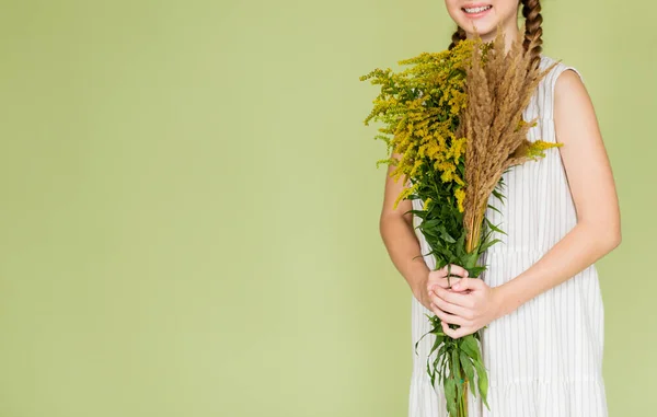 Girl White Linen Dress Posing Green Background Bouquet Wildflowers Horizontal — Stock Photo, Image