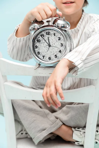 Ragazzo Vestito Lino Bianco Siede Una Sedia Bianca Tiene Mano — Foto Stock