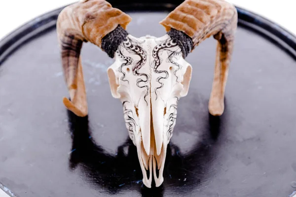 Beyaz arkaplanda parlak siyah bir yüzey. Yatay fotoğraf