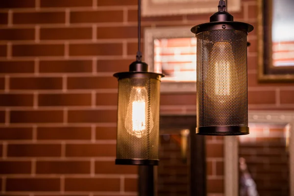 Kafede sarı ampullü tuğla duvar. Yatay fotoğraf